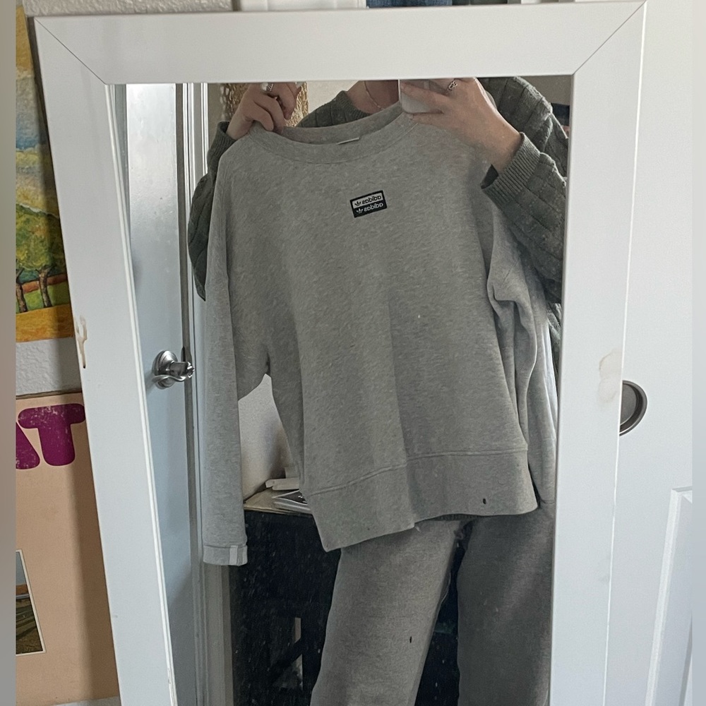 Adidas Grey Crewneck, good as new, only worn a couple times, size xs.